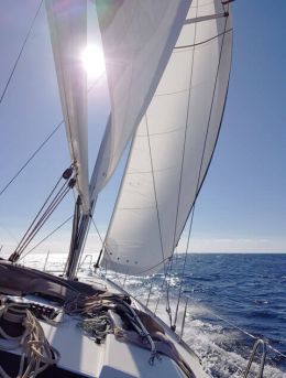 Segeln - Meine Leidenschaft - Yacht unter Segel am offenen Meer
